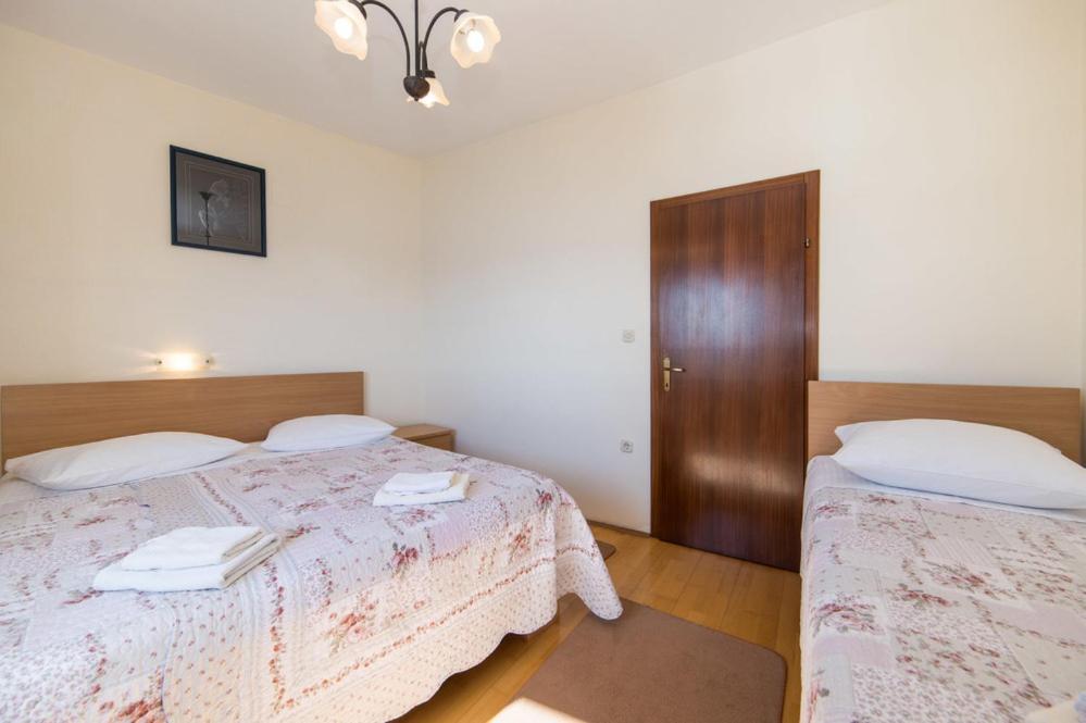 Apartments Dominko Brist Luaran gambar